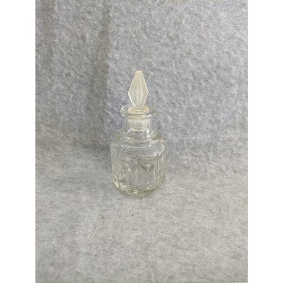 Set Of 2 Vintage Mid Century Clear Glass Bottle Salt Pepper Shaker Lid Stopper - Picture 10 of 15